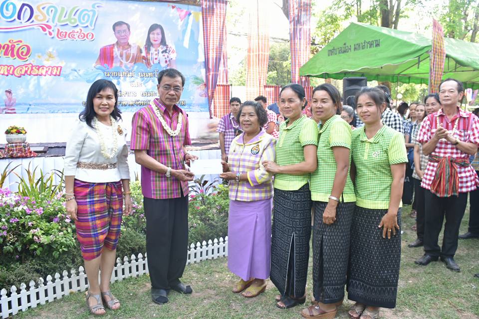 11 เมษายน 2560 สำนักงานพัฒนาชุมชนจังหวัดมหาสารคาม ร่วมกิจกรรมรดน้ำดำหัวขอพร ท่านพ่อเมืองมหาสารคาม นายเสน่ห์ นนทะโชติ ผู้ว่าราชการจังหวัดมหาสารคาม  และนางนิศากร นนทะโชติ นายกเหล่ากาชาดจังหวัดมหาสารคาม