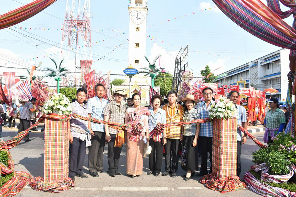 12 เมษายน 2560 สำนักงานพัฒนาชุมชนจังหวัดมหาสารคาม นำโดยนางสาวศศิธร ปัญญาไว พัฒนาการจังหวัดมหาสารคาม  พร้อมด้วยหัวหน้ากลุ่ม หัวหน้าฝ่าย พัฒนาการอำเภอ และเจ้าหน้าที่พัฒนาชุมชนจังหวัดมหาสารคาม  ร่วมพิธีเปิดงาน “ตักสิลามหาสงกรานต์ ถนนข้าวเม่า ปลอดเหล้าปลอดภัย” ตอน “กินข้าวเม่าเมืองตักสิลา  ใส่ผ้าขาวม้าเล่นสงกรานต์”