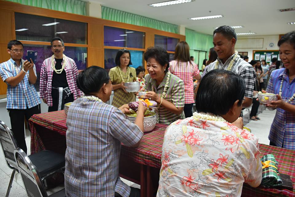 11 เมษายน 2560 สำนักงานพัฒนาชุมชนจังหวัดมหาสารคามจัดกิจกรรม “รวมใจรักและสามัคคี ร่วมสืบสานประเพณีสงกรานต์แบบไทย”  รดน้ำดำหัวขอพรจากผู้อาวุโส