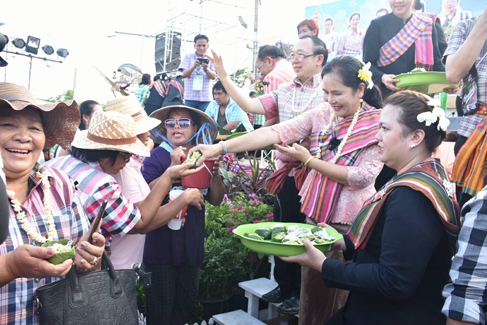 12 เมษายน 2560 สำนักงานพัฒนาชุมชนจังหวัดมหาสารคาม นำโดยนางสาวศศิธร ปัญญาไว พัฒนาการจังหวัดมหาสารคาม  พร้อมด้วยหัวหน้ากลุ่ม หัวหน้าฝ่าย พัฒนาการอำเภอ และเจ้าหน้าที่พัฒนาชุมชนจังหวัดมหาสารคาม  ร่วมพิธีเปิดงาน “ตักสิลามหาสงกรานต์ ถนนข้าวเม่า ปลอดเหล้าปลอดภัย” ตอน “กินข้าวเม่าเมืองตักสิลา  ใส่ผ้าขาวม้าเล่นสงกรานต์”