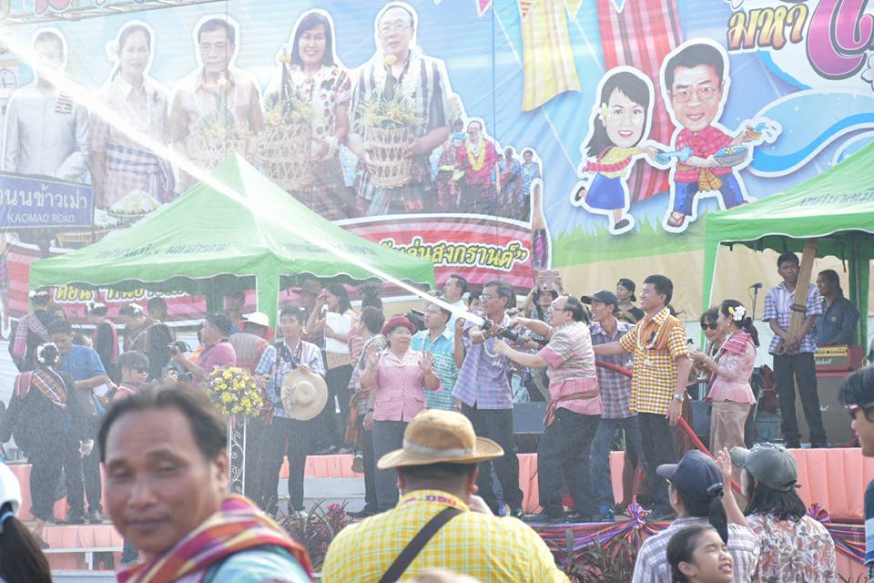 12 เมษายน 2560 สำนักงานพัฒนาชุมชนจังหวัดมหาสารคาม นำโดยนางสาวศศิธร ปัญญาไว พัฒนาการจังหวัดมหาสารคาม  พร้อมด้วยหัวหน้ากลุ่ม หัวหน้าฝ่าย พัฒนาการอำเภอ และเจ้าหน้าที่พัฒนาชุมชนจังหวัดมหาสารคาม  ร่วมพิธีเปิดงาน “ตักสิลามหาสงกรานต์ ถนนข้าวเม่า ปลอดเหล้าปลอดภัย” ตอน “กินข้าวเม่าเมืองตักสิลา  ใส่ผ้าขาวม้าเล่นสงกรานต์”