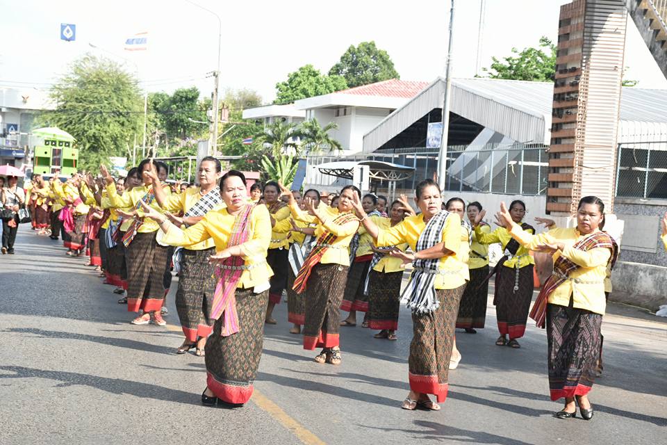 12 เมษายน 2560 สำนักงานพัฒนาชุมชนจังหวัดมหาสารคาม นำโดยนางสาวศศิธร ปัญญาไว พัฒนาการจังหวัดมหาสารคาม  พร้อมด้วยหัวหน้ากลุ่ม หัวหน้าฝ่าย พัฒนาการอำเภอ และเจ้าหน้าที่พัฒนาชุมชนจังหวัดมหาสารคาม  ร่วมพิธีเปิดงาน “ตักสิลามหาสงกรานต์ ถนนข้าวเม่า ปลอดเหล้าปลอดภัย” ตอน “กินข้าวเม่าเมืองตักสิลา  ใส่ผ้าขาวม้าเล่นสงกรานต์”