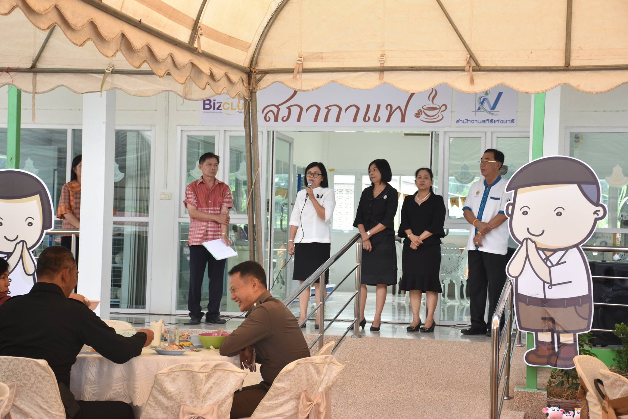 19 เมษายน 2560  นางสาวศศิธร ปัญญาไว พัฒนาการจังหวัดมหาสารคาม พร้อมคณะ  ร่วมโครงการพบปะแลกเปลี่ยนความคิดเห็น และสร้างความสามัคคี จังหวัดมหาสารคาม ในกิจกรรม “สภากาแฟ”
