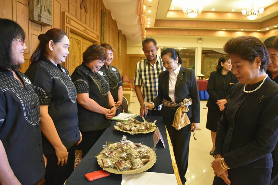 26 เมษายน 2560 นางไพเราะ รอยตระกูล รองผู้ว่าราชการจังหวัดมหาสารคาม  พร้อมด้วยนายปรีชา กิตติสัตยกุล ผู้ตรวจราชการ กรมการพัฒนาชุมชน และนางสาวศศิธร ปัญญาไว  พัฒนาการจังหวัดมหาสารคาม พบปะกลุ่มเป้าหมาย และเยี่ยมชมนิทรรศการจัดบูท กลุ่มสมาชิกสตรีที่กู้เงิน ประกอบอาชีพและกลุ่ม otop