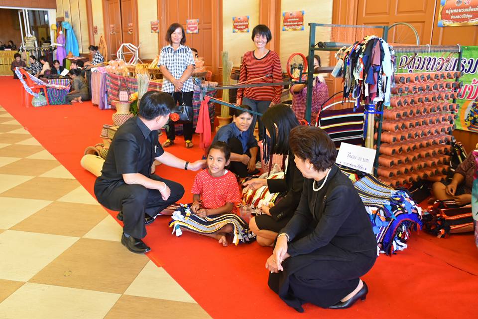 26 เมษายน 2560 นางไพเราะ รอยตระกูล รองผู้ว่าราชการจังหวัดมหาสารคาม  พร้อมด้วยนายปรีชา กิตติสัตยกุล ผู้ตรวจราชการ กรมการพัฒนาชุมชน และนางสาวศศิธร ปัญญาไว  พัฒนาการจังหวัดมหาสารคาม พบปะกลุ่มเป้าหมาย และเยี่ยมชมนิทรรศการจัดบูท กลุ่มสมาชิกสตรีที่กู้เงิน ประกอบอาชีพและกลุ่ม otop