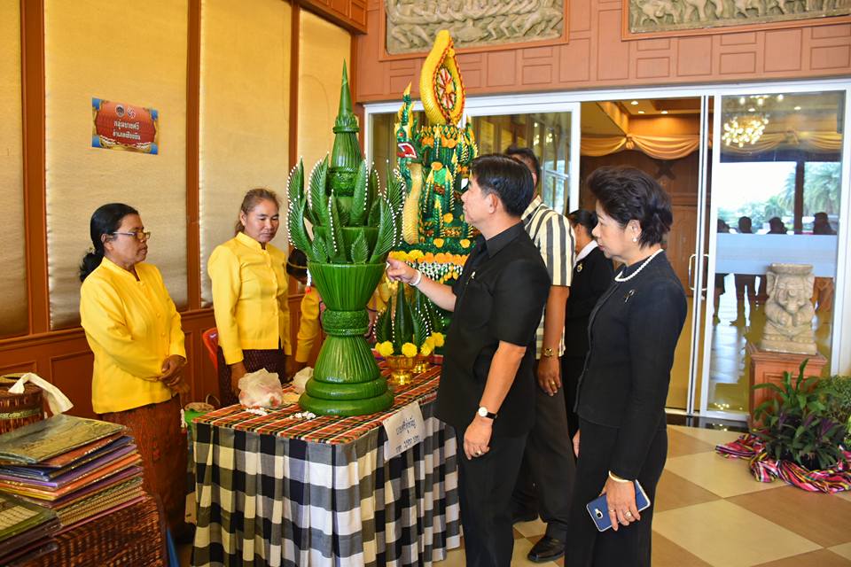 26 เมษายน 2560 นางไพเราะ รอยตระกูล รองผู้ว่าราชการจังหวัดมหาสารคาม  พร้อมด้วยนายปรีชา กิตติสัตยกุล ผู้ตรวจราชการ กรมการพัฒนาชุมชน และนางสาวศศิธร ปัญญาไว  พัฒนาการจังหวัดมหาสารคาม พบปะกลุ่มเป้าหมาย และเยี่ยมชมนิทรรศการจัดบูท กลุ่มสมาชิกสตรีที่กู้เงิน ประกอบอาชีพและกลุ่ม otop