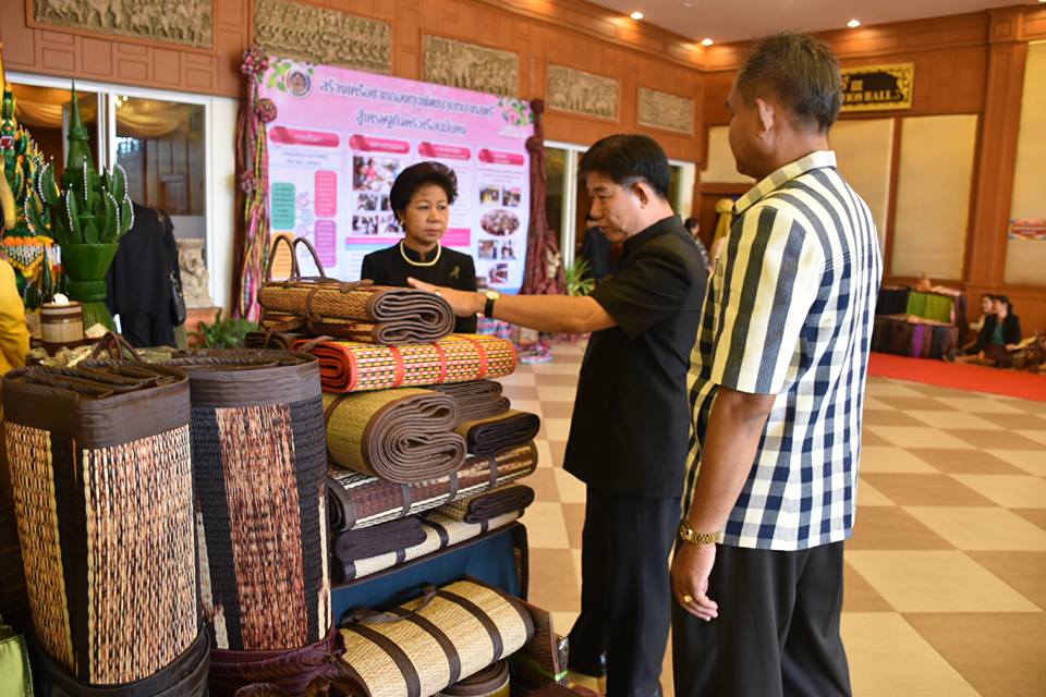 26 เมษายน 2560 นางไพเราะ รอยตระกูล รองผู้ว่าราชการจังหวัดมหาสารคาม  พร้อมด้วยนายปรีชา กิตติสัตยกุล ผู้ตรวจราชการ กรมการพัฒนาชุมชน และนางสาวศศิธร ปัญญาไว  พัฒนาการจังหวัดมหาสารคาม พบปะกลุ่มเป้าหมาย และเยี่ยมชมนิทรรศการจัดบูท กลุ่มสมาชิกสตรีที่กู้เงิน ประกอบอาชีพและกลุ่ม otop