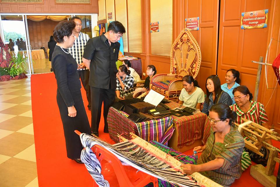 26 เมษายน 2560 นางไพเราะ รอยตระกูล รองผู้ว่าราชการจังหวัดมหาสารคาม  พร้อมด้วยนายปรีชา กิตติสัตยกุล ผู้ตรวจราชการ กรมการพัฒนาชุมชน และนางสาวศศิธร ปัญญาไว  พัฒนาการจังหวัดมหาสารคาม พบปะกลุ่มเป้าหมาย และเยี่ยมชมนิทรรศการจัดบูท กลุ่มสมาชิกสตรีที่กู้เงิน ประกอบอาชีพและกลุ่ม otop