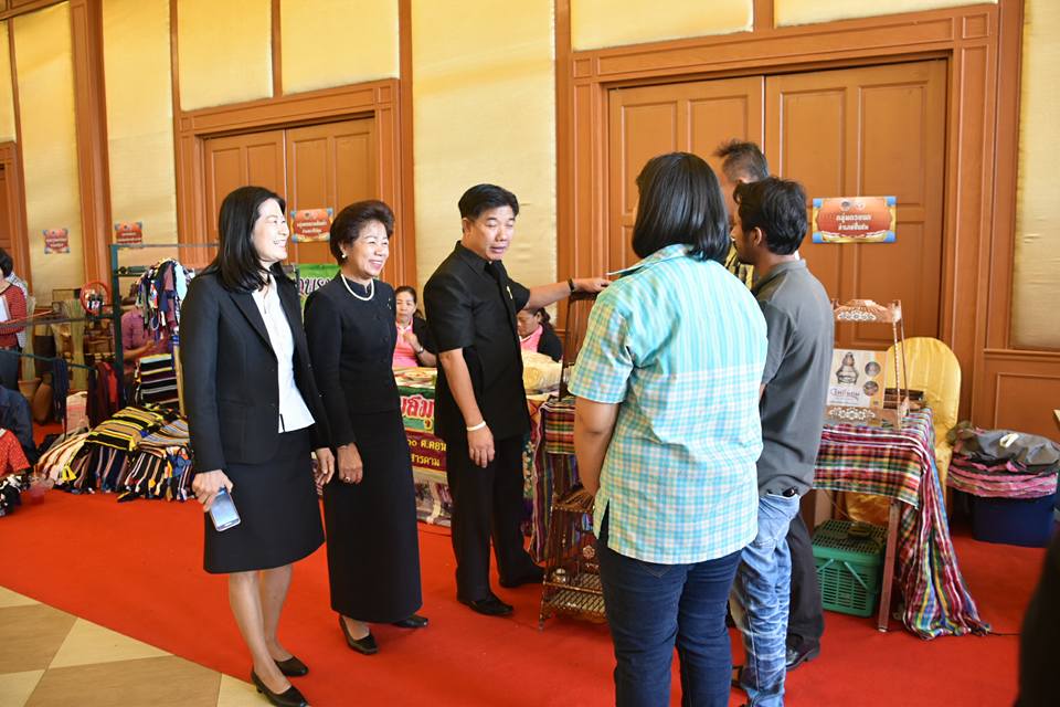 26 เมษายน 2560 นางไพเราะ รอยตระกูล รองผู้ว่าราชการจังหวัดมหาสารคาม  พร้อมด้วยนายปรีชา กิตติสัตยกุล ผู้ตรวจราชการ กรมการพัฒนาชุมชน และนางสาวศศิธร ปัญญาไว  พัฒนาการจังหวัดมหาสารคาม พบปะกลุ่มเป้าหมาย และเยี่ยมชมนิทรรศการจัดบูท กลุ่มสมาชิกสตรีที่กู้เงิน ประกอบอาชีพและกลุ่ม otop