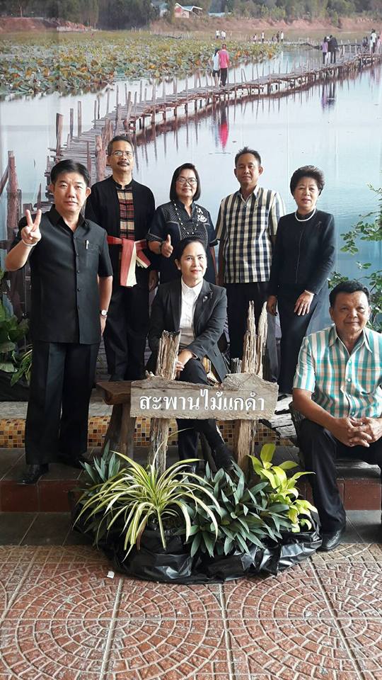 26 เมษายน 2560 นางไพเราะ รอยตระกูล รองผู้ว่าราชการจังหวัดมหาสารคาม  พร้อมด้วยนายปรีชา กิตติสัตยกุล ผู้ตรวจราชการ กรมการพัฒนาชุมชน และนางสาวศศิธร ปัญญาไว  พัฒนาการจังหวัดมหาสารคาม พบปะกลุ่มเป้าหมาย และเยี่ยมชมนิทรรศการจัดบูท กลุ่มสมาชิกสตรีที่กู้เงิน ประกอบอาชีพและกลุ่ม otop