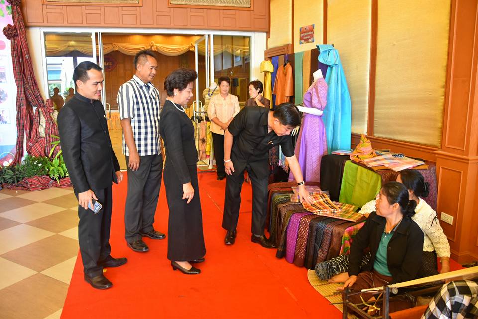 26 เมษายน 2560 นางไพเราะ รอยตระกูล รองผู้ว่าราชการจังหวัดมหาสารคาม  พร้อมด้วยนายปรีชา กิตติสัตยกุล ผู้ตรวจราชการ กรมการพัฒนาชุมชน และนางสาวศศิธร ปัญญาไว  พัฒนาการจังหวัดมหาสารคาม พบปะกลุ่มเป้าหมาย และเยี่ยมชมนิทรรศการจัดบูท กลุ่มสมาชิกสตรีที่กู้เงิน ประกอบอาชีพและกลุ่ม otop