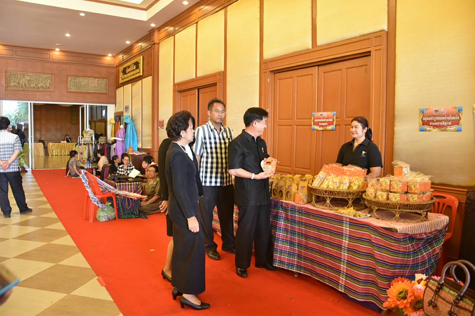 26 เมษายน 2560 นางไพเราะ รอยตระกูล รองผู้ว่าราชการจังหวัดมหาสารคาม  พร้อมด้วยนายปรีชา กิตติสัตยกุล ผู้ตรวจราชการ กรมการพัฒนาชุมชน และนางสาวศศิธร ปัญญาไว  พัฒนาการจังหวัดมหาสารคาม พบปะกลุ่มเป้าหมาย และเยี่ยมชมนิทรรศการจัดบูท กลุ่มสมาชิกสตรีที่กู้เงิน ประกอบอาชีพและกลุ่ม otop