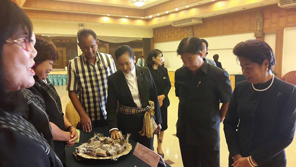 26 เมษายน 2560 นางไพเราะ รอยตระกูล รองผู้ว่าราชการจังหวัดมหาสารคาม  พร้อมด้วยนายปรีชา กิตติสัตยกุล ผู้ตรวจราชการ กรมการพัฒนาชุมชน และนางสาวศศิธร ปัญญาไว  พัฒนาการจังหวัดมหาสารคาม พบปะกลุ่มเป้าหมาย และเยี่ยมชมนิทรรศการจัดบูท กลุ่มสมาชิกสตรีที่กู้เงิน ประกอบอาชีพและกลุ่ม otop
