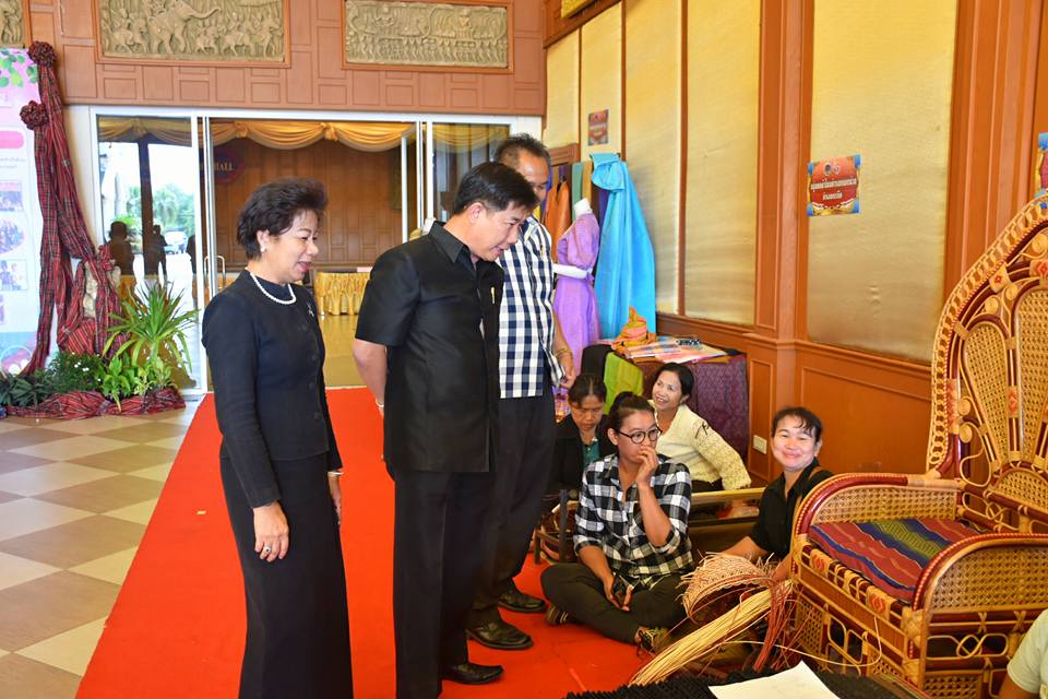 26 เมษายน 2560 นางไพเราะ รอยตระกูล รองผู้ว่าราชการจังหวัดมหาสารคาม  พร้อมด้วยนายปรีชา กิตติสัตยกุล ผู้ตรวจราชการ กรมการพัฒนาชุมชน และนางสาวศศิธร ปัญญาไว  พัฒนาการจังหวัดมหาสารคาม พบปะกลุ่มเป้าหมาย และเยี่ยมชมนิทรรศการจัดบูท กลุ่มสมาชิกสตรีที่กู้เงิน ประกอบอาชีพและกลุ่ม otop