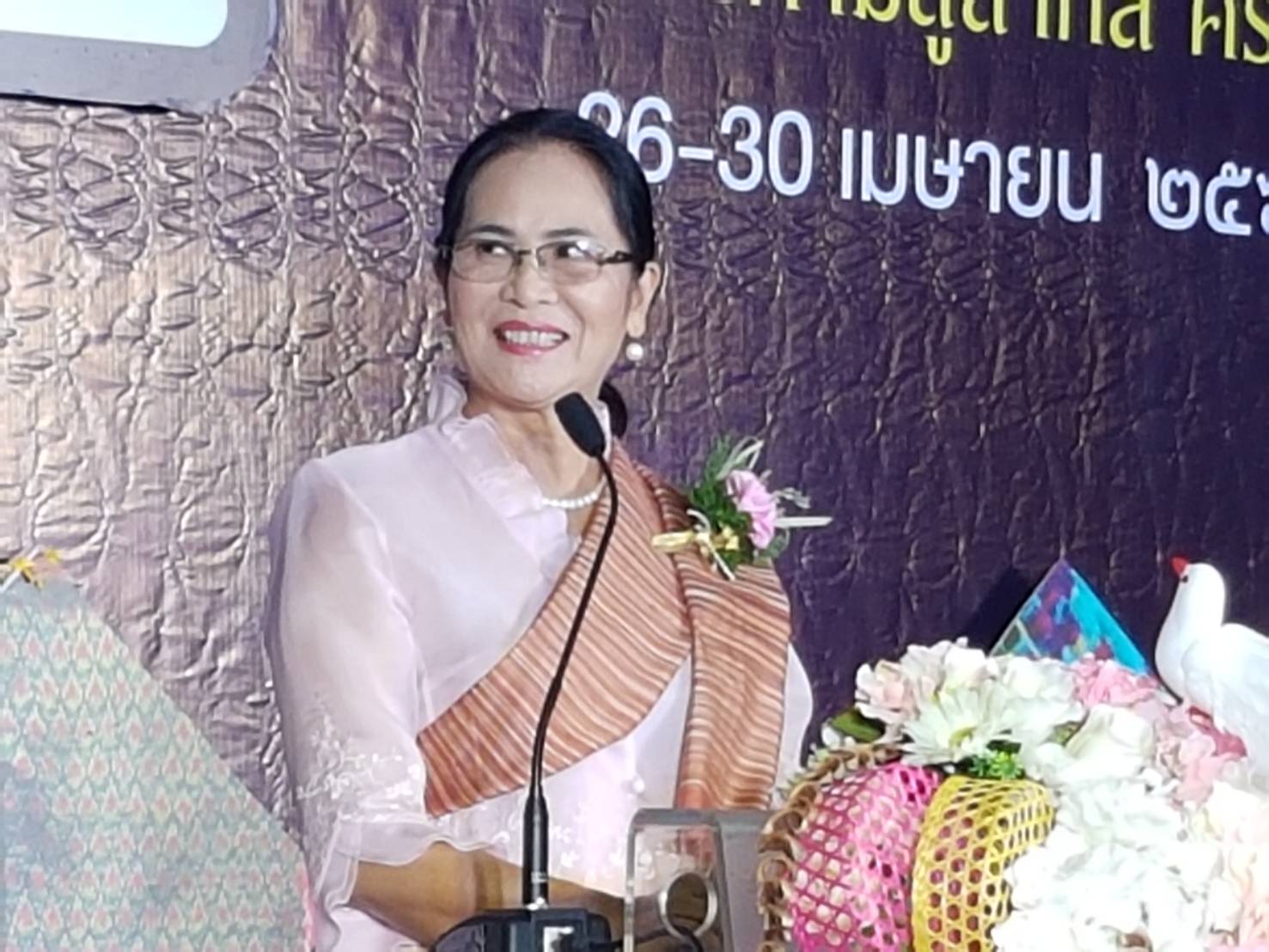 28 เมษายน 2560 นางไพเราะ รอยตระกูล รองผู้ว่าราชการจังหวัดมหาสารคาม  เป็นประธานเปิดงานมหกรรมผ้าไหมงาม สร้อยดอกหมากมหาสารคามสู่สากล ครั้งที่ 2