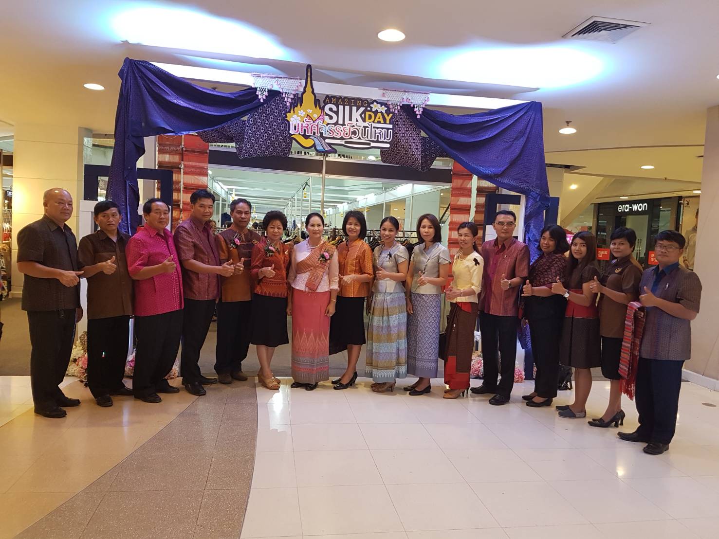 28 เมษายน 2560 นางไพเราะ รอยตระกูล รองผู้ว่าราชการจังหวัดมหาสารคาม  เป็นประธานเปิดงานมหกรรมผ้าไหมงาม สร้อยดอกหมากมหาสารคามสู่สากล ครั้งที่ 2