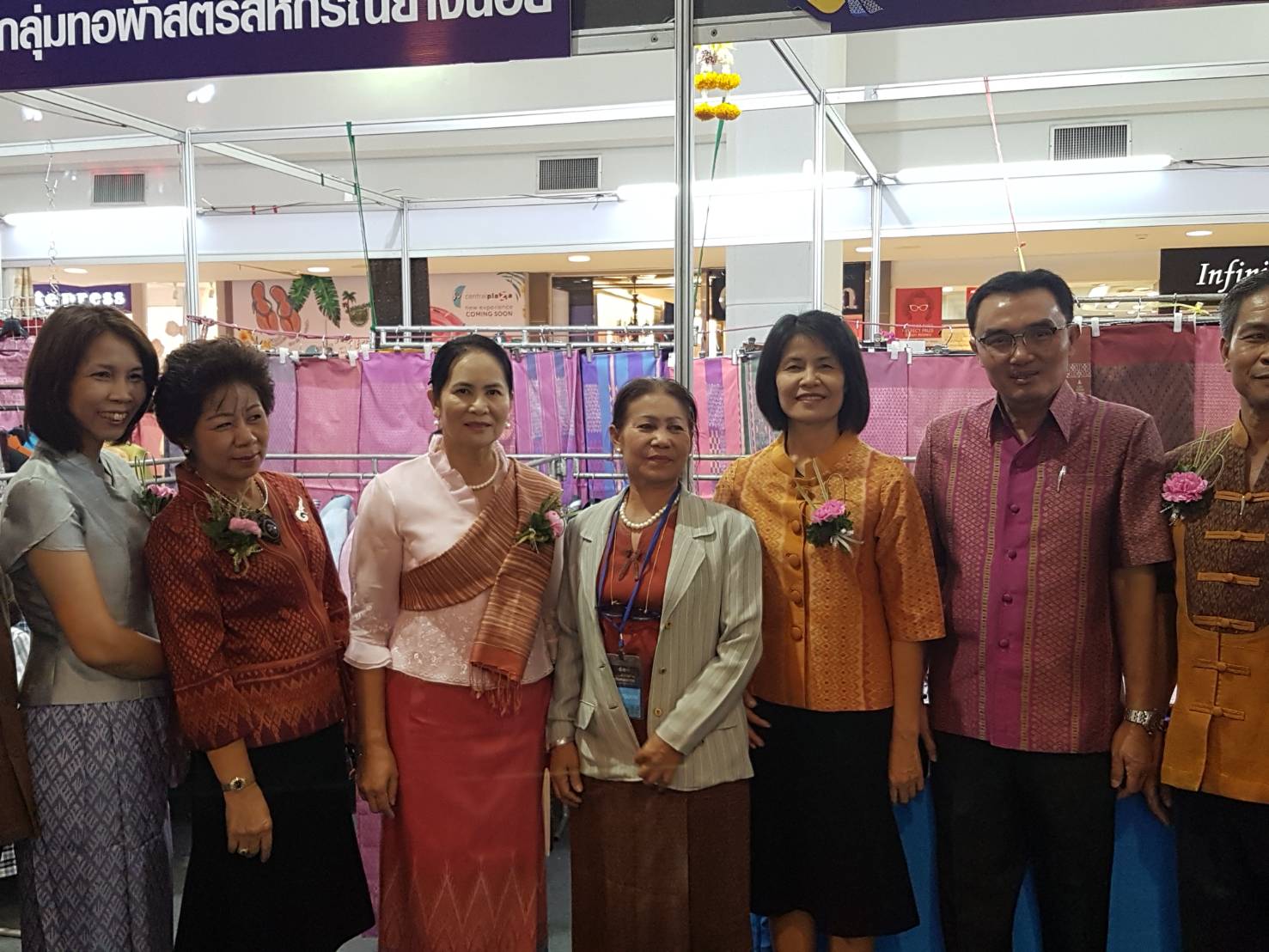 28 เมษายน 2560 นางไพเราะ รอยตระกูล รองผู้ว่าราชการจังหวัดมหาสารคาม  เป็นประธานเปิดงานมหกรรมผ้าไหมงาม สร้อยดอกหมากมหาสารคามสู่สากล ครั้งที่ 2