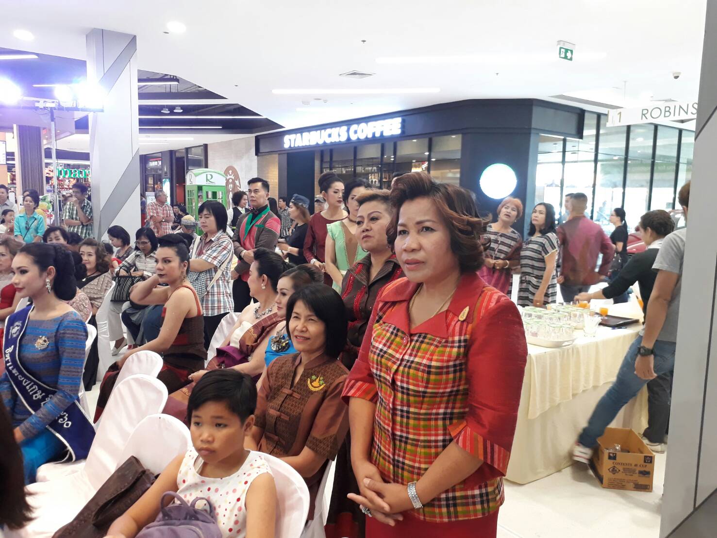8 เมษายน 2560  นายเสน่ห์  นนทะโชติ ผู้ว่าราชการจังหวัดมหาสารคาม นำทีมนางแบบ นายแบบนำเสนอแฟชั่นผ้าไหมลายสร้อยดอกหมาก  ณ ห้างโรบินสันร้อยเอ็ด ในงาน “แฟชั่นสองนครา ผ้าไหมพันล้าน”