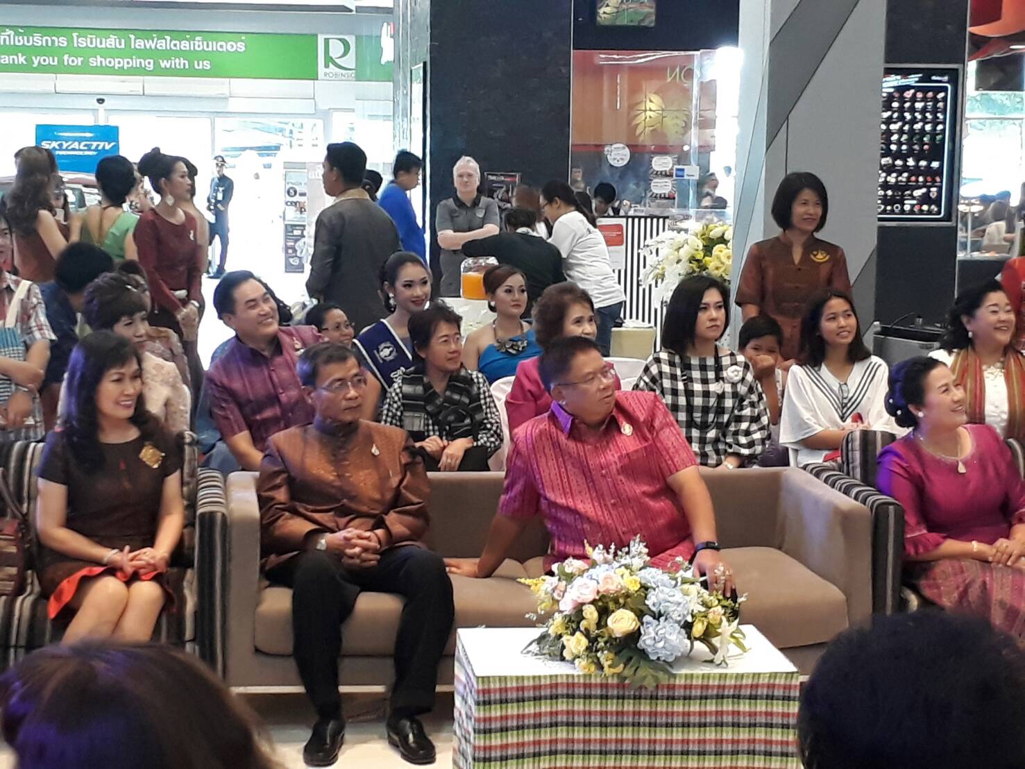 8 เมษายน 2560  นายเสน่ห์  นนทะโชติ ผู้ว่าราชการจังหวัดมหาสารคาม นำทีมนางแบบ นายแบบนำเสนอแฟชั่นผ้าไหมลายสร้อยดอกหมาก  ณ ห้างโรบินสันร้อยเอ็ด ในงาน “แฟชั่นสองนครา ผ้าไหมพันล้าน”