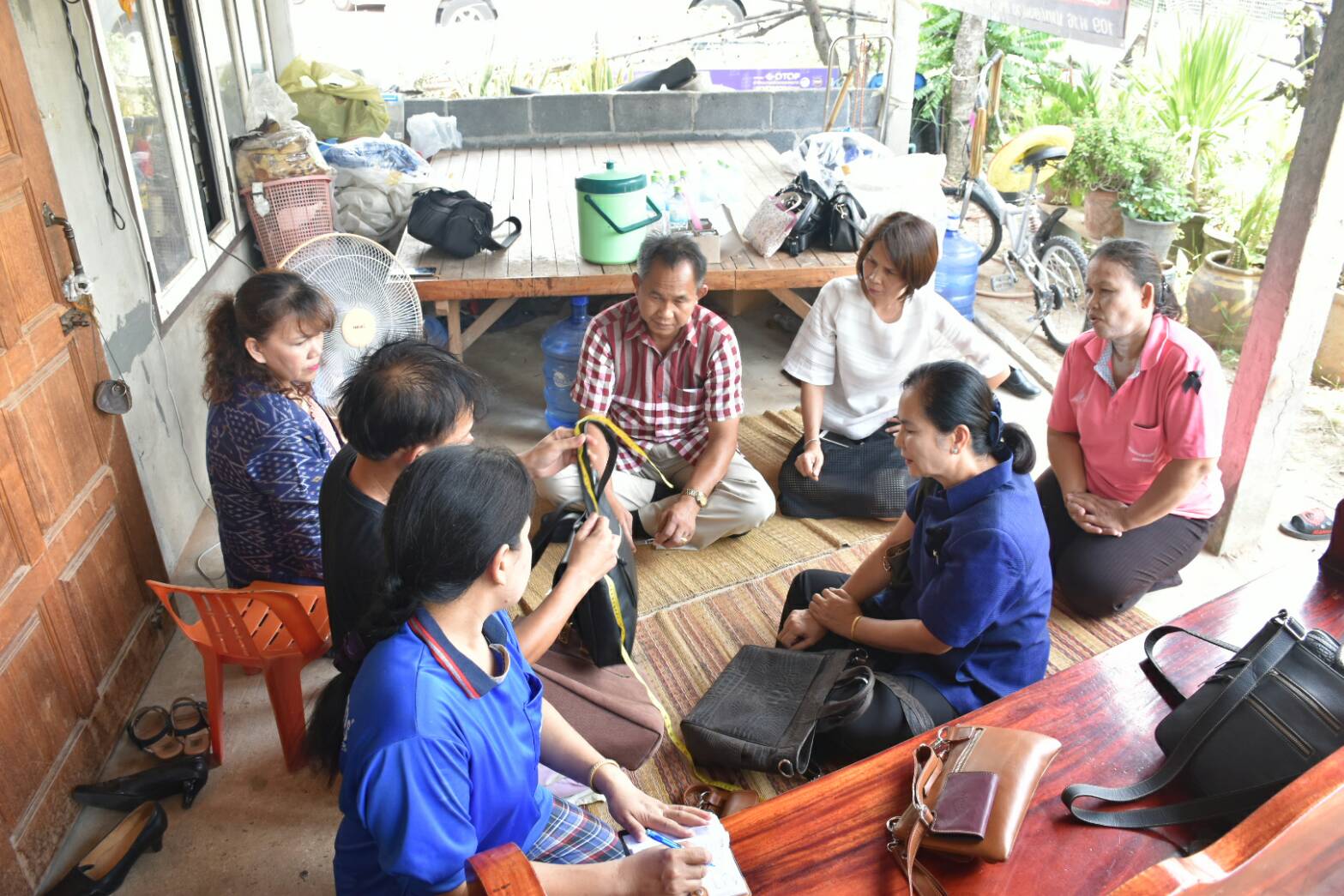 2 พฤษภาคม 2560 เวลา 10.30 น.  นางไพเราะ รอยตระกูล รองผู้ว่าราชการจังหวัดมหาสารคาม  ลงพื้นที่เยี่ยมกลุ่มเครื่องหนังสุรภา  บ้านหนองแวง ตำบลขามป้อม อำเภอวาปีปทุม  จังหวัดมหาสารคาม