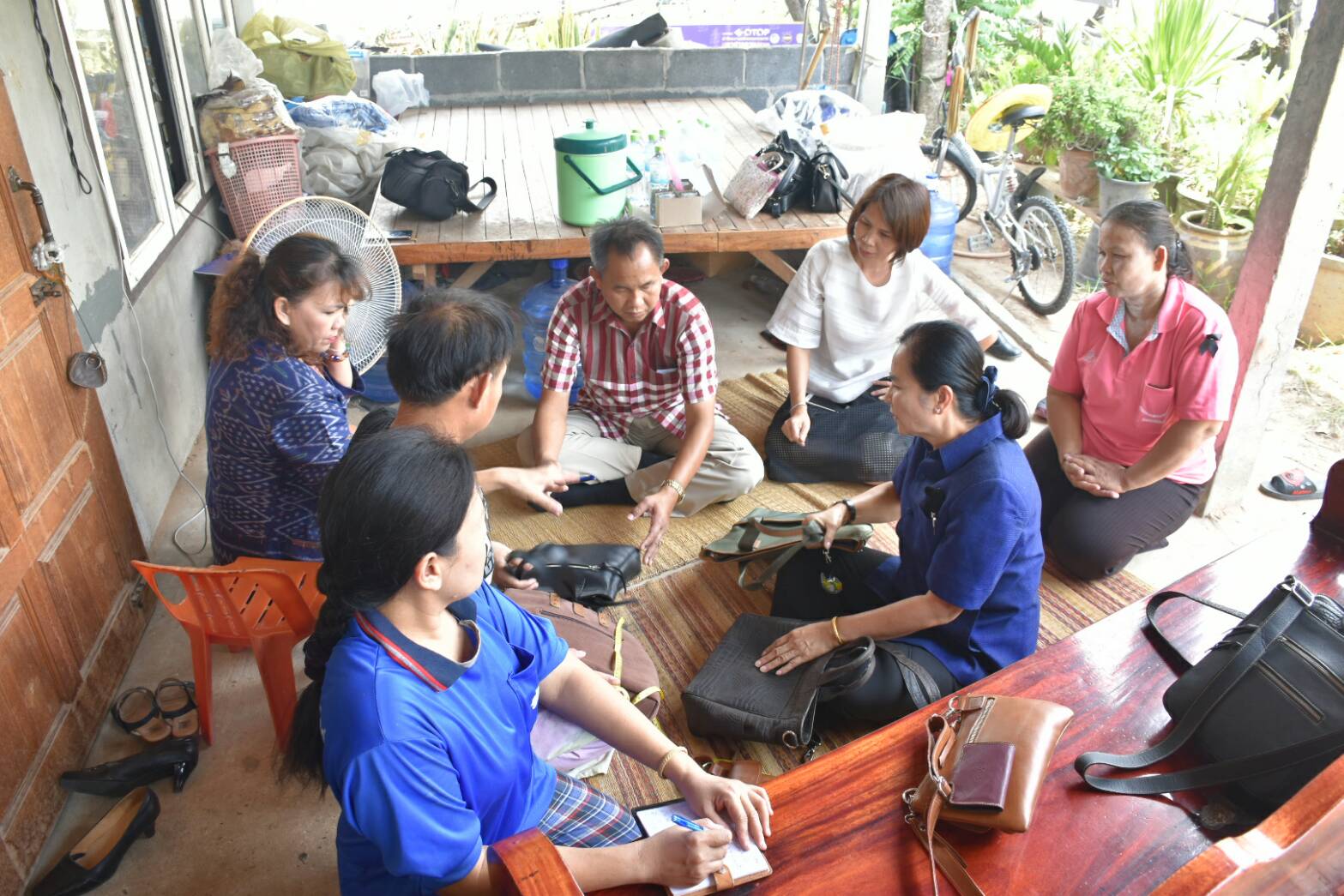 2 พฤษภาคม 2560 เวลา 10.30 น.  นางไพเราะ รอยตระกูล รองผู้ว่าราชการจังหวัดมหาสารคาม  ลงพื้นที่เยี่ยมกลุ่มเครื่องหนังสุรภา  บ้านหนองแวง ตำบลขามป้อม อำเภอวาปีปทุม  จังหวัดมหาสารคาม
