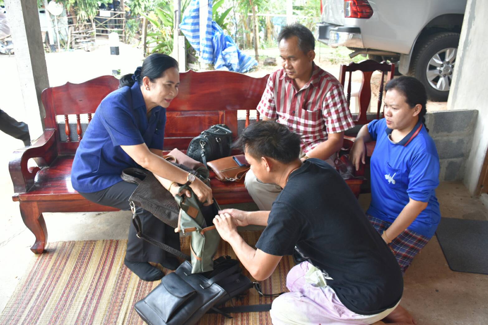 2 พฤษภาคม 2560 เวลา 10.30 น.  นางไพเราะ รอยตระกูล รองผู้ว่าราชการจังหวัดมหาสารคาม  ลงพื้นที่เยี่ยมกลุ่มเครื่องหนังสุรภา  บ้านหนองแวง ตำบลขามป้อม อำเภอวาปีปทุม  จังหวัดมหาสารคาม