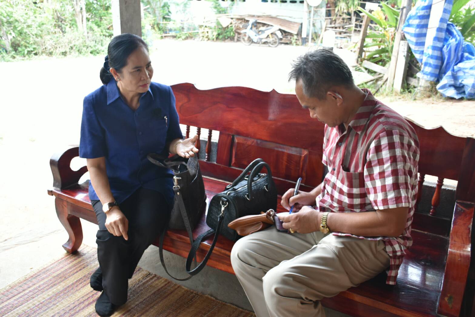 2 พฤษภาคม 2560 เวลา 10.30 น.  นางไพเราะ รอยตระกูล รองผู้ว่าราชการจังหวัดมหาสารคาม  ลงพื้นที่เยี่ยมกลุ่มเครื่องหนังสุรภา  บ้านหนองแวง ตำบลขามป้อม อำเภอวาปีปทุม  จังหวัดมหาสารคาม