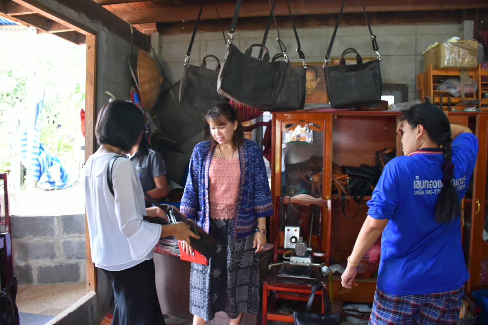 2 พฤษภาคม 2560 เวลา 10.30 น.  นางไพเราะ รอยตระกูล รองผู้ว่าราชการจังหวัดมหาสารคาม  ลงพื้นที่เยี่ยมกลุ่มเครื่องหนังสุรภา  บ้านหนองแวง ตำบลขามป้อม อำเภอวาปีปทุม  จังหวัดมหาสารคาม