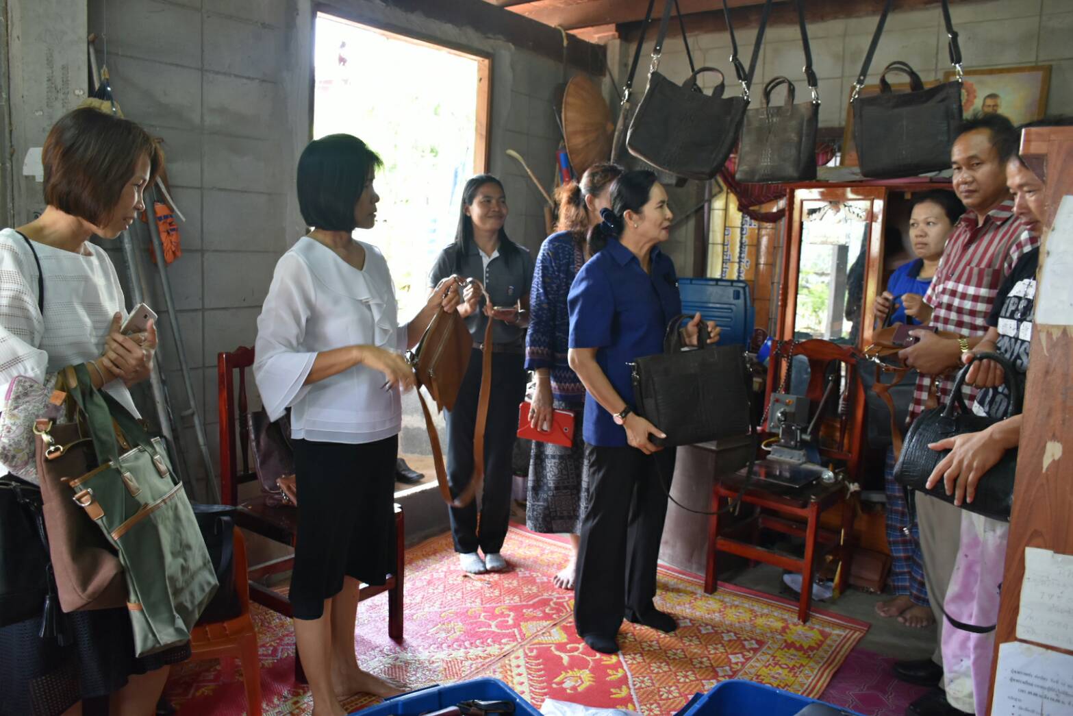 2 พฤษภาคม 2560 เวลา 10.30 น.  นางไพเราะ รอยตระกูล รองผู้ว่าราชการจังหวัดมหาสารคาม  ลงพื้นที่เยี่ยมกลุ่มเครื่องหนังสุรภา  บ้านหนองแวง ตำบลขามป้อม อำเภอวาปีปทุม  จังหวัดมหาสารคาม