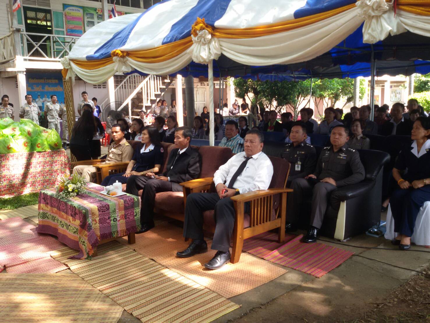 24 พฤษภาคม 2560  ผู้ว่าราชการจังหวัดมหาสารคามเป็นประธานการออกบริการประชาชนตามโครงการปกป้องและเชิดชูสถาบันพระมหากษัตริย์ และหน่วยบำบัดทุกข์บำรุงสุขสร้างรอยยิ้มให้ประชาชนจังหวัดมหาสารคาม ณ โรงเรียนบ้านวังบัวสามัคคี  ตำบลขามเฒ่าพัฒนา อำเภอกันทรวิชัย จังหวัดมหาสารคาม