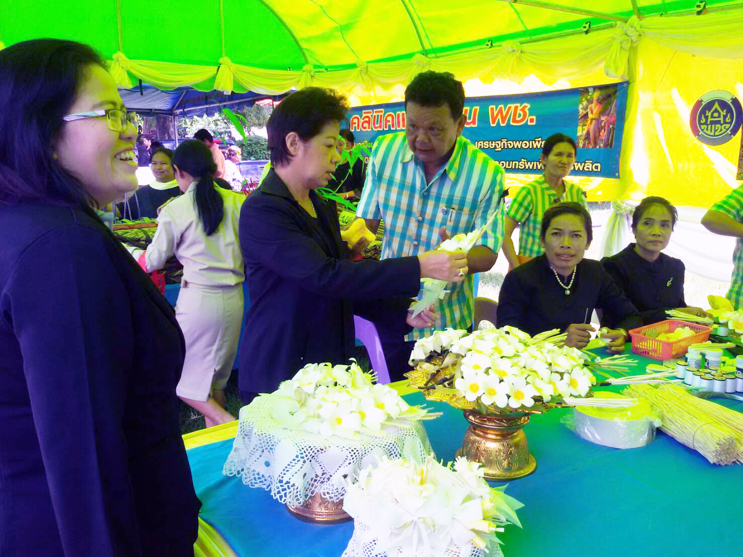 24 พฤษภาคม 2560  ผู้ว่าราชการจังหวัดมหาสารคามเป็นประธานการออกบริการประชาชนตามโครงการปกป้องและเชิดชูสถาบันพระมหากษัตริย์ และหน่วยบำบัดทุกข์บำรุงสุขสร้างรอยยิ้มให้ประชาชนจังหวัดมหาสารคาม ณ โรงเรียนบ้านวังบัวสามัคคี  ตำบลขามเฒ่าพัฒนา อำเภอกันทรวิชัย จังหวัดมหาสารคาม