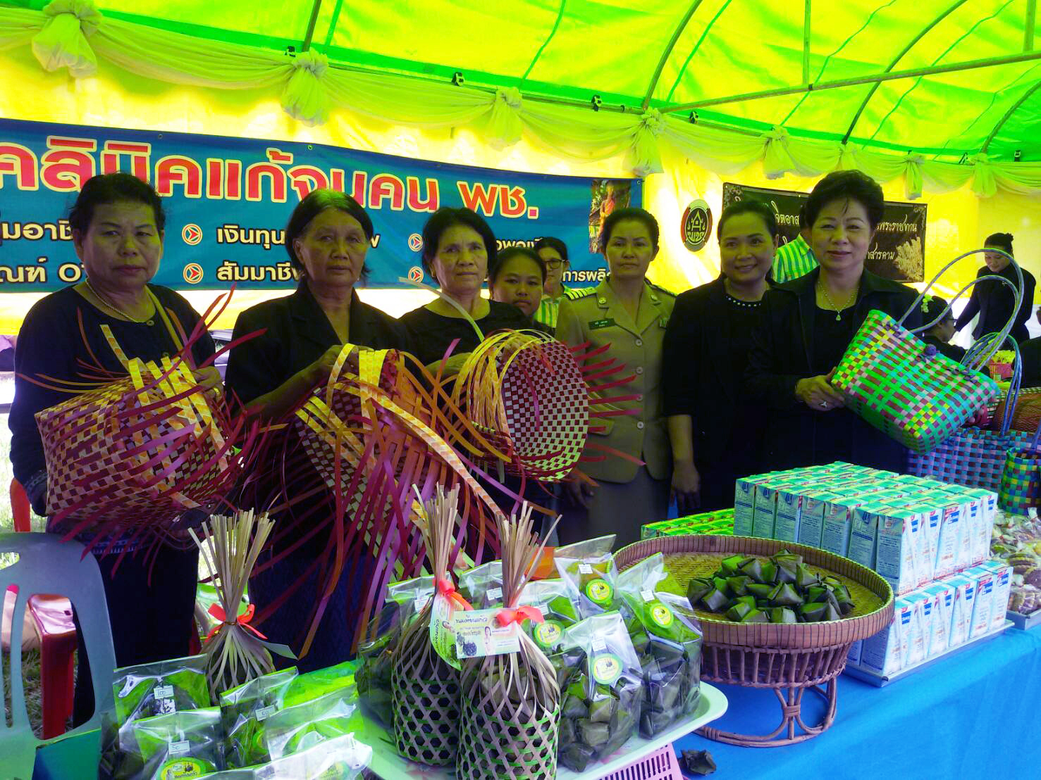 24 พฤษภาคม 2560  ผู้ว่าราชการจังหวัดมหาสารคามเป็นประธานการออกบริการประชาชนตามโครงการปกป้องและเชิดชูสถาบันพระมหากษัตริย์ และหน่วยบำบัดทุกข์บำรุงสุขสร้างรอยยิ้มให้ประชาชนจังหวัดมหาสารคาม ณ โรงเรียนบ้านวังบัวสามัคคี  ตำบลขามเฒ่าพัฒนา อำเภอกันทรวิชัย จังหวัดมหาสารคาม
