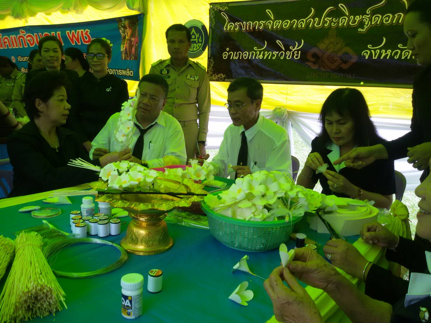 24 พฤษภาคม 2560  ผู้ว่าราชการจังหวัดมหาสารคามเป็นประธานการออกบริการประชาชนตามโครงการปกป้องและเชิดชูสถาบันพระมหากษัตริย์ และหน่วยบำบัดทุกข์บำรุงสุขสร้างรอยยิ้มให้ประชาชนจังหวัดมหาสารคาม ณ โรงเรียนบ้านวังบัวสามัคคี  ตำบลขามเฒ่าพัฒนา อำเภอกันทรวิชัย จังหวัดมหาสารคาม