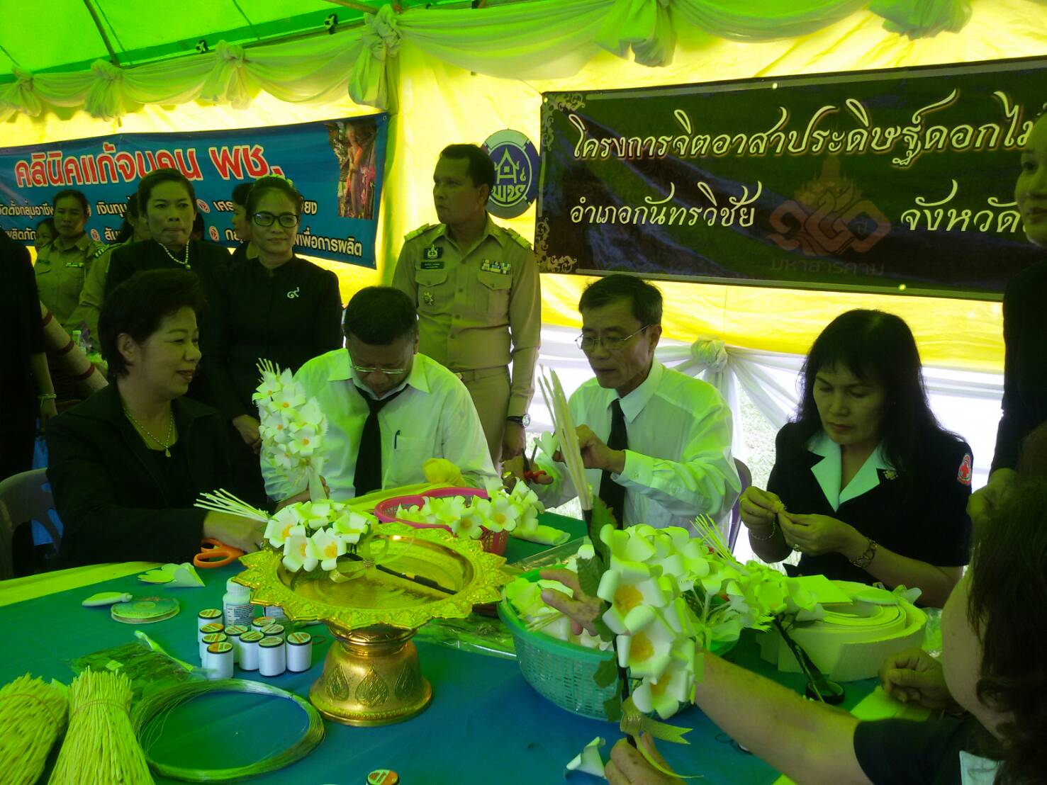 24 พฤษภาคม 2560  ผู้ว่าราชการจังหวัดมหาสารคามเป็นประธานการออกบริการประชาชนตามโครงการปกป้องและเชิดชูสถาบันพระมหากษัตริย์ และหน่วยบำบัดทุกข์บำรุงสุขสร้างรอยยิ้มให้ประชาชนจังหวัดมหาสารคาม ณ โรงเรียนบ้านวังบัวสามัคคี  ตำบลขามเฒ่าพัฒนา อำเภอกันทรวิชัย จังหวัดมหาสารคาม