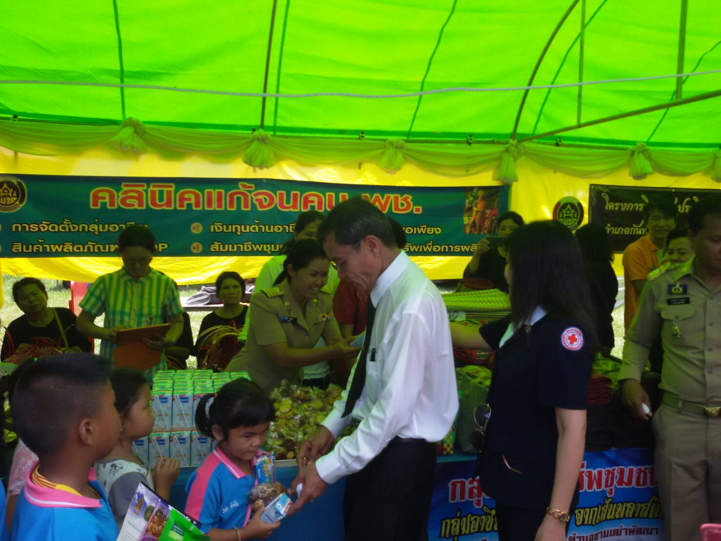 24 พฤษภาคม 2560  ผู้ว่าราชการจังหวัดมหาสารคามเป็นประธานการออกบริการประชาชนตามโครงการปกป้องและเชิดชูสถาบันพระมหากษัตริย์ และหน่วยบำบัดทุกข์บำรุงสุขสร้างรอยยิ้มให้ประชาชนจังหวัดมหาสารคาม ณ โรงเรียนบ้านวังบัวสามัคคี  ตำบลขามเฒ่าพัฒนา อำเภอกันทรวิชัย จังหวัดมหาสารคาม