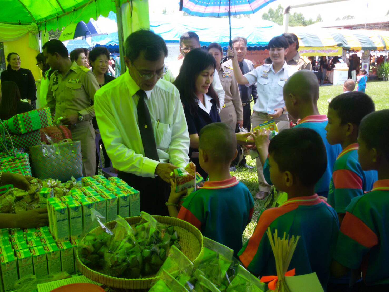 24 พฤษภาคม 2560  ผู้ว่าราชการจังหวัดมหาสารคามเป็นประธานการออกบริการประชาชนตามโครงการปกป้องและเชิดชูสถาบันพระมหากษัตริย์ และหน่วยบำบัดทุกข์บำรุงสุขสร้างรอยยิ้มให้ประชาชนจังหวัดมหาสารคาม ณ โรงเรียนบ้านวังบัวสามัคคี  ตำบลขามเฒ่าพัฒนา อำเภอกันทรวิชัย จังหวัดมหาสารคาม