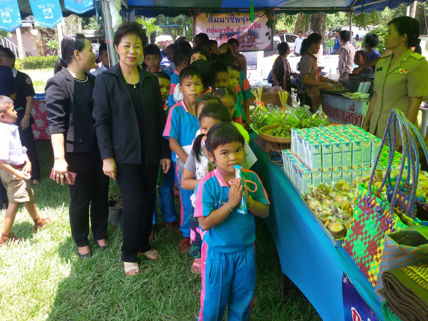24 พฤษภาคม 2560  ผู้ว่าราชการจังหวัดมหาสารคามเป็นประธานการออกบริการประชาชนตามโครงการปกป้องและเชิดชูสถาบันพระมหากษัตริย์ และหน่วยบำบัดทุกข์บำรุงสุขสร้างรอยยิ้มให้ประชาชนจังหวัดมหาสารคาม ณ โรงเรียนบ้านวังบัวสามัคคี  ตำบลขามเฒ่าพัฒนา อำเภอกันทรวิชัย จังหวัดมหาสารคาม