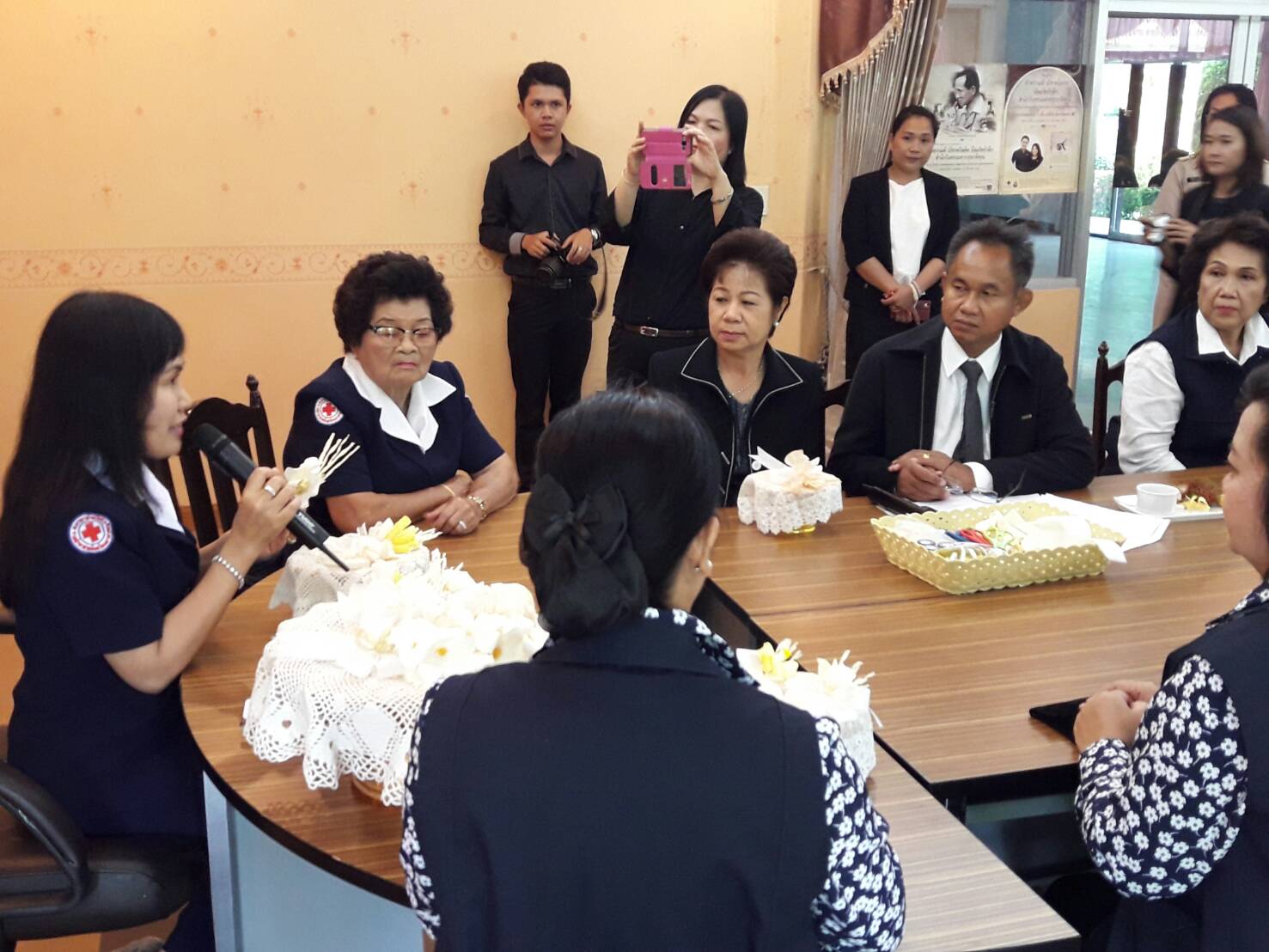 29 พฤษภาคม 2560 นางนิศากร นนทะโชติ นายกเหล่ากาชาดจังหวัดมหาสารคาม  พร้อมด้วยนางไพเราะ รอยตระกูล รองผู้ว่าราชการ จังหวัดมหาสารคาม และสมาชิกเหล่ากาชาดจังหวัดมหาสารคาม ร่วมประดิษฐ์ดอกไม้จันทน์ ในโครงการจิตอาสาประดิษฐ์ดอกไม้จันทน์พระราชทาน
