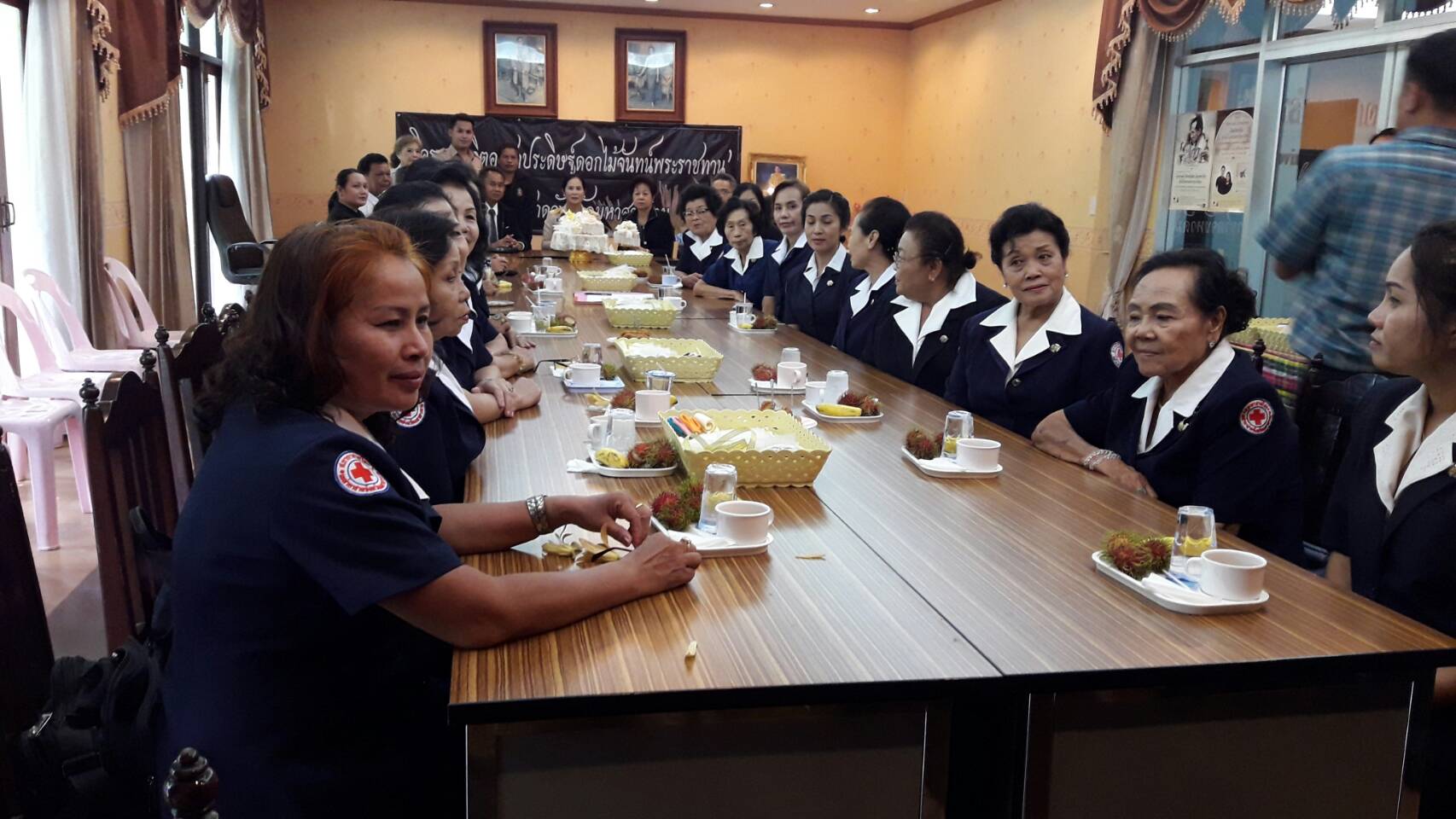 29 พฤษภาคม 2560 นางนิศากร นนทะโชติ นายกเหล่ากาชาดจังหวัดมหาสารคาม  พร้อมด้วยนางไพเราะ รอยตระกูล รองผู้ว่าราชการ จังหวัดมหาสารคาม และสมาชิกเหล่ากาชาดจังหวัดมหาสารคาม ร่วมประดิษฐ์ดอกไม้จันทน์ ในโครงการจิตอาสาประดิษฐ์ดอกไม้จันทน์พระราชทาน