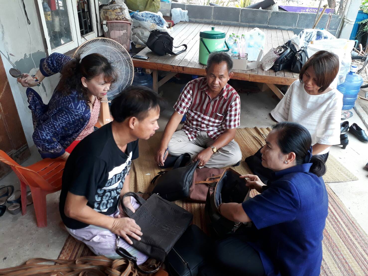 2 พฤษภาคม 2560 เวลา 10.30 น.  นางไพเราะ รอยตระกูล รองผู้ว่าราชการจังหวัดมหาสารคาม  ลงพื้นที่เยี่ยมกลุ่มเครื่องหนังสุรภา  บ้านหนองแวง ตำบลขามป้อม อำเภอวาปีปทุม  จังหวัดมหาสารคาม