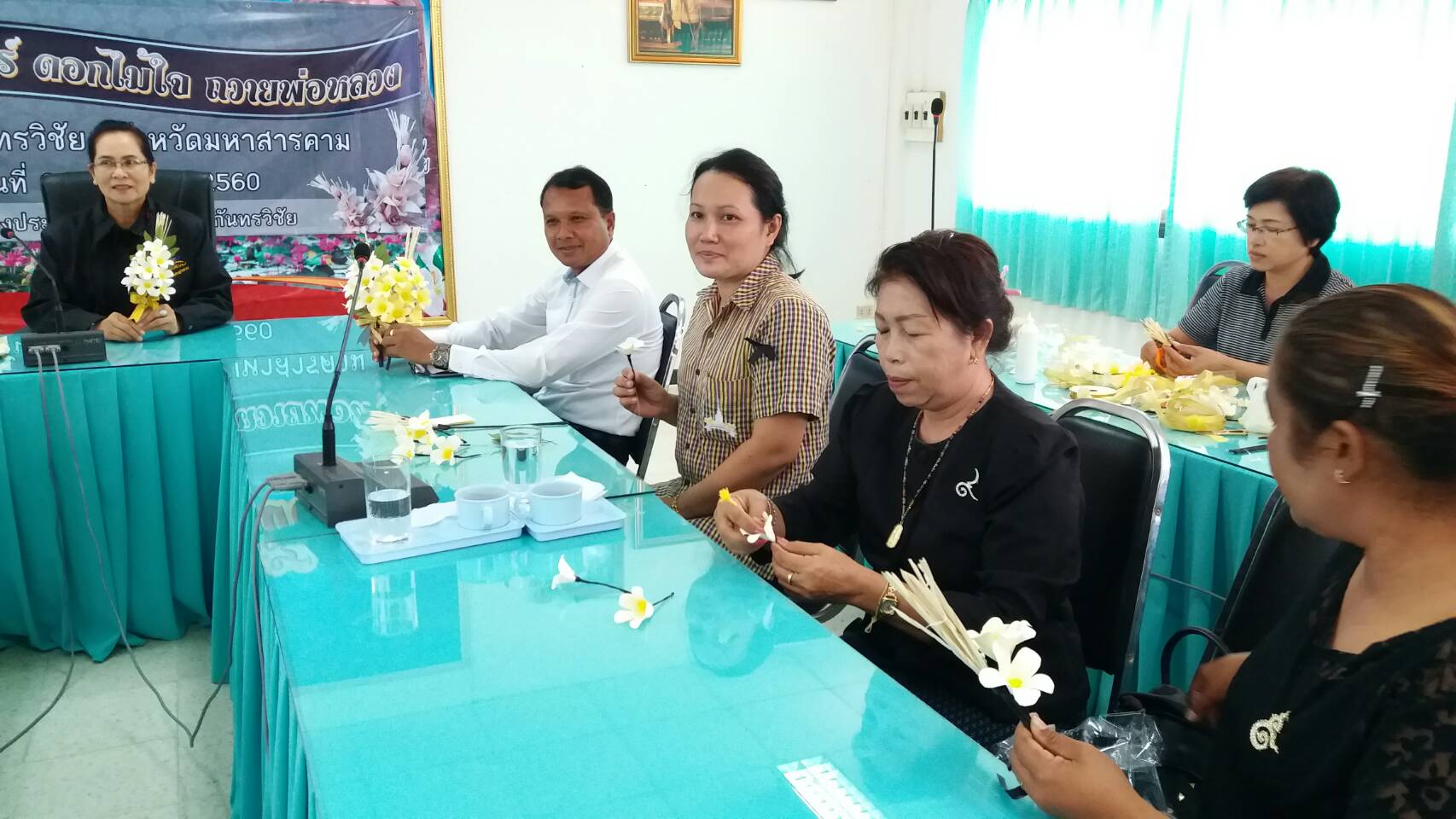 9 พฤษภาคม 2560  นางไพเราะ รอยตระกูล รองผู้ว่าราชการจังหวัดมหาสารคาม  เยี่ยมให้กำลังใจแก่กลุ่มผู้ทำดอกไม้จันท์ อำเภอกันทรวิชัย ในกิจกรรมดอกไม้จันท์ ดอกไม้ใจ ถวายพ่อหลวง  ภายใต้โครงการจิตอาสาประดิษฐ์ดอกไม้จันท์ของกระทรวงมหาดไทย
