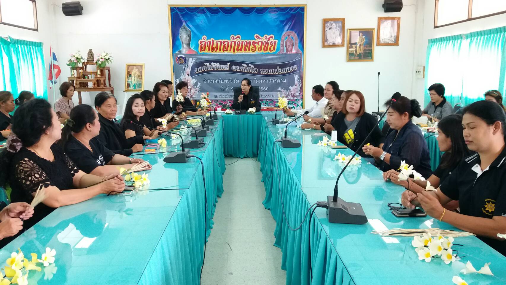 9 พฤษภาคม 2560  นางไพเราะ รอยตระกูล รองผู้ว่าราชการจังหวัดมหาสารคาม  เยี่ยมให้กำลังใจแก่กลุ่มผู้ทำดอกไม้จันท์ อำเภอกันทรวิชัย ในกิจกรรมดอกไม้จันท์ ดอกไม้ใจ ถวายพ่อหลวง  ภายใต้โครงการจิตอาสาประดิษฐ์ดอกไม้จันท์ของกระทรวงมหาดไทย