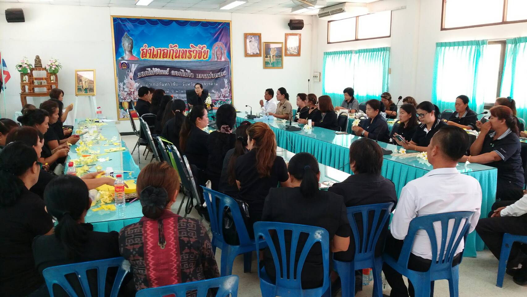 9 พฤษภาคม 2560  นางไพเราะ รอยตระกูล รองผู้ว่าราชการจังหวัดมหาสารคาม  เยี่ยมให้กำลังใจแก่กลุ่มผู้ทำดอกไม้จันท์ อำเภอกันทรวิชัย ในกิจกรรมดอกไม้จันท์ ดอกไม้ใจ ถวายพ่อหลวง  ภายใต้โครงการจิตอาสาประดิษฐ์ดอกไม้จันท์ของกระทรวงมหาดไทย