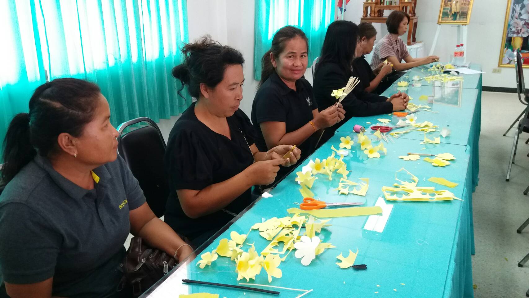 9 พฤษภาคม 2560  นางไพเราะ รอยตระกูล รองผู้ว่าราชการจังหวัดมหาสารคาม  เยี่ยมให้กำลังใจแก่กลุ่มผู้ทำดอกไม้จันท์ อำเภอกันทรวิชัย ในกิจกรรมดอกไม้จันท์ ดอกไม้ใจ ถวายพ่อหลวง  ภายใต้โครงการจิตอาสาประดิษฐ์ดอกไม้จันท์ของกระทรวงมหาดไทย