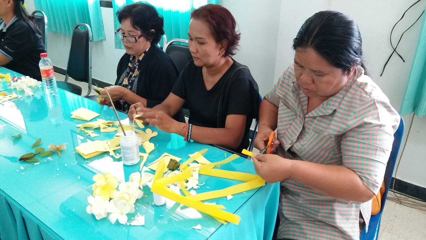 9 พฤษภาคม 2560  นางไพเราะ รอยตระกูล รองผู้ว่าราชการจังหวัดมหาสารคาม  เยี่ยมให้กำลังใจแก่กลุ่มผู้ทำดอกไม้จันท์ อำเภอกันทรวิชัย ในกิจกรรมดอกไม้จันท์ ดอกไม้ใจ ถวายพ่อหลวง  ภายใต้โครงการจิตอาสาประดิษฐ์ดอกไม้จันท์ของกระทรวงมหาดไทย