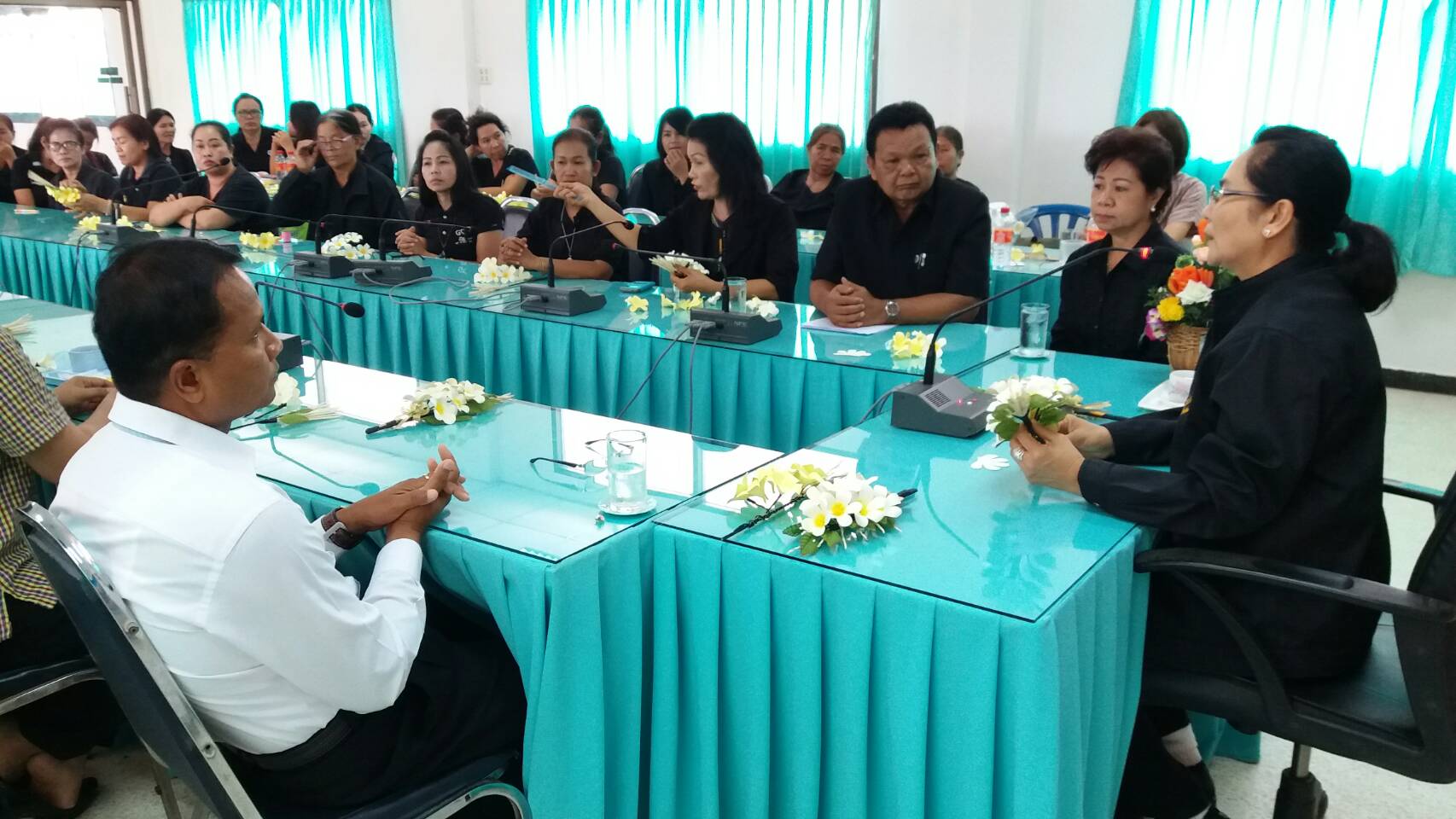 9 พฤษภาคม 2560  นางไพเราะ รอยตระกูล รองผู้ว่าราชการจังหวัดมหาสารคาม  เยี่ยมให้กำลังใจแก่กลุ่มผู้ทำดอกไม้จันท์ อำเภอกันทรวิชัย ในกิจกรรมดอกไม้จันท์ ดอกไม้ใจ ถวายพ่อหลวง  ภายใต้โครงการจิตอาสาประดิษฐ์ดอกไม้จันท์ของกระทรวงมหาดไทย