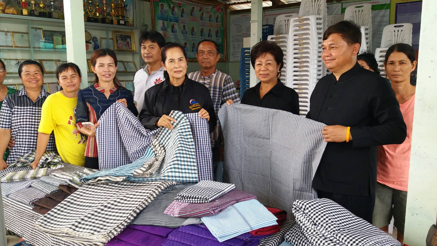 9 พฤษภาคม 2560 นางไพเราะ รอยตระกูล รองผู้ว่าราชการจังหวัดมหาสารคาม  เยี่ยมกลุ่มผลิตผ้าขาวม้า บ้านหนองบัว ตำบลหนองกุง อำเภอแกดำ