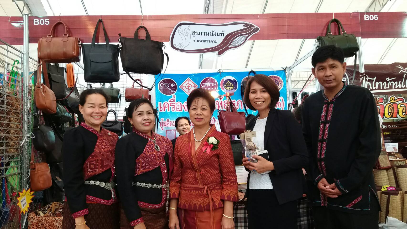 30 พฤษภาคม 2560 นางสาวศศิธร ปัญญาไว พัฒนาการจังหวัดมหาสารคาม ร่วมพิธีเปิดงานหัตถศิลป์ถิ่นแพรวากาฬสินธุ์ ณ อาคารหอประชุมเฉลิมพระเกียรติ 80 พรรษา และบริเวณหน้าศาลากลางจังหวัดกาฬสินธ์ุ
