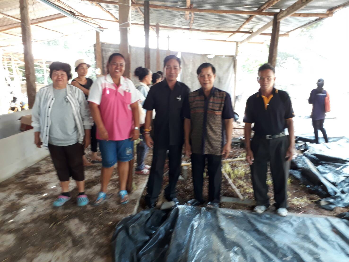 5 พฤษภาคม 2560 นายบุญโฮม งามเลิศ หัวหน้า กลุ่มงานสารสนเทศการพัฒนาชุมชน พร้อมคณะฯ ออกติดตามประเมินผล โครงการมหาสารคามน้อมนำปรัชญาเศรษฐกิจพอเพียง  บ้านดงยาง หมู่ 3 ตำบลนาข่า อำเภอวาปีปทุม จังหวัดมหาสารคาม