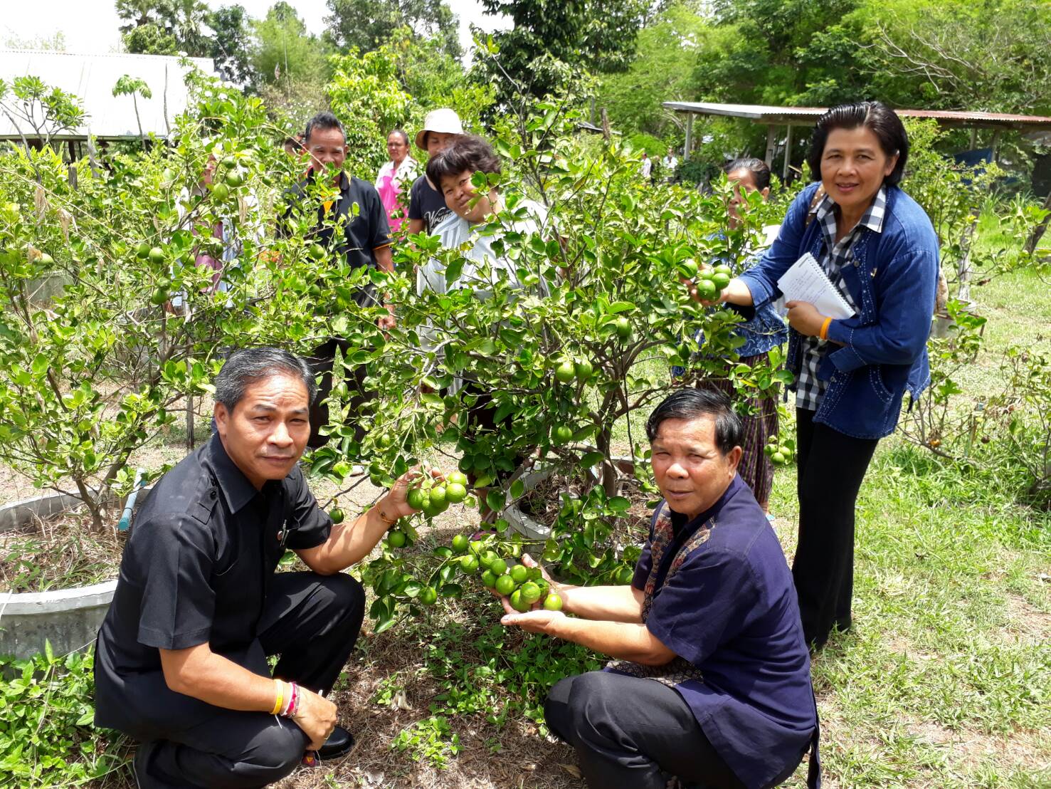 5 พฤษภาคม 2560 นายบุญโฮม งามเลิศ หัวหน้า กลุ่มงานสารสนเทศการพัฒนาชุมชน พร้อมคณะฯ ออกติดตามประเมินผล โครงการมหาสารคามน้อมนำปรัชญาเศรษฐกิจพอเพียง  บ้านดงยาง หมู่ 3 ตำบลนาข่า อำเภอวาปีปทุม จังหวัดมหาสารคาม